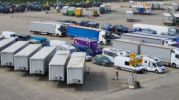 Сергей с сыном стоят в очереди на границе Сергей с сыном стоят в очереди на границе