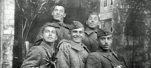 Борис Сичкин (слева в верхнем ряду), Ефим Березин (Штепсель; справа в верхнем ряду), Юрий Тимошенко (Тарапунька; по центру в нижнем ряду) 