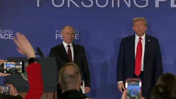 Трамп и Путин не стали отвечать на вопросы журналистов, обойдясь короткими заявлениями