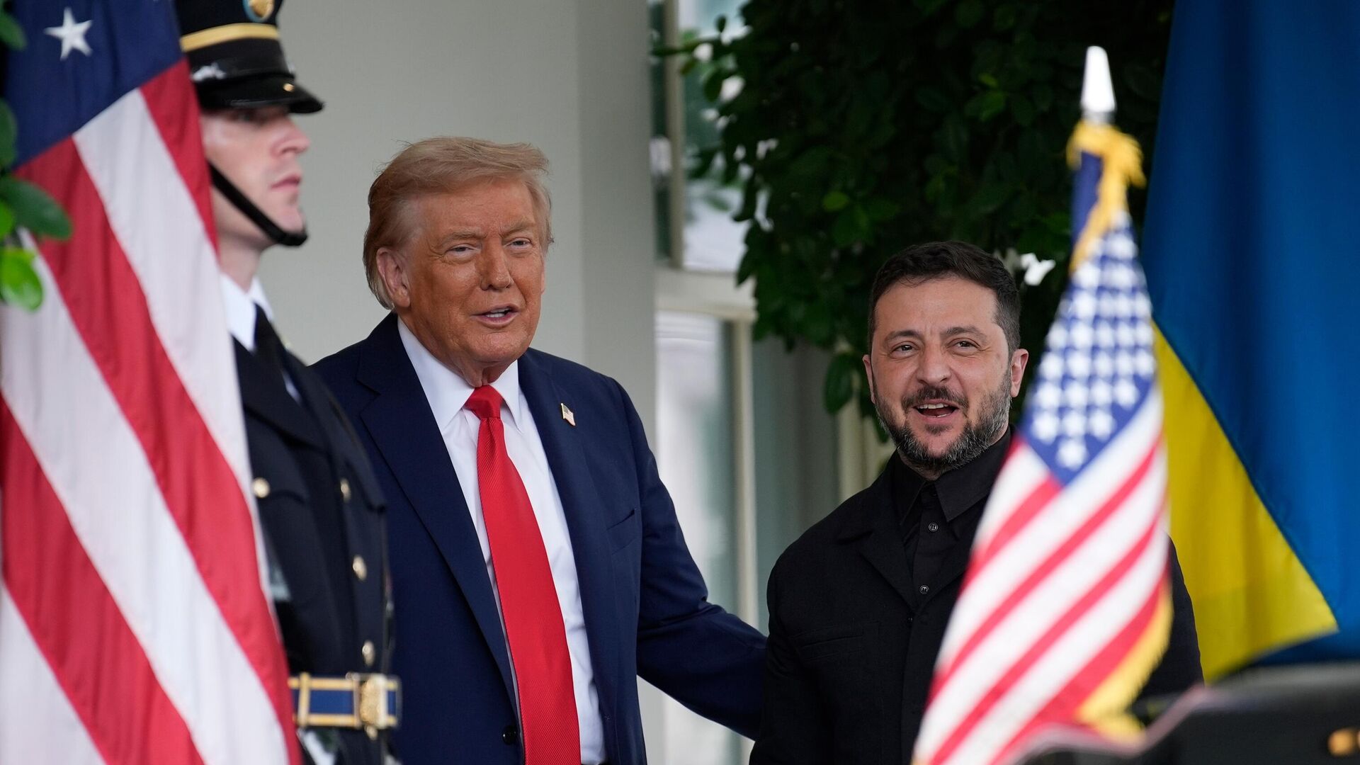 Зеленский прибыл в Белый дом на встречу с президентом США Трампом - РИА Новости, 1920, 19.08.2025