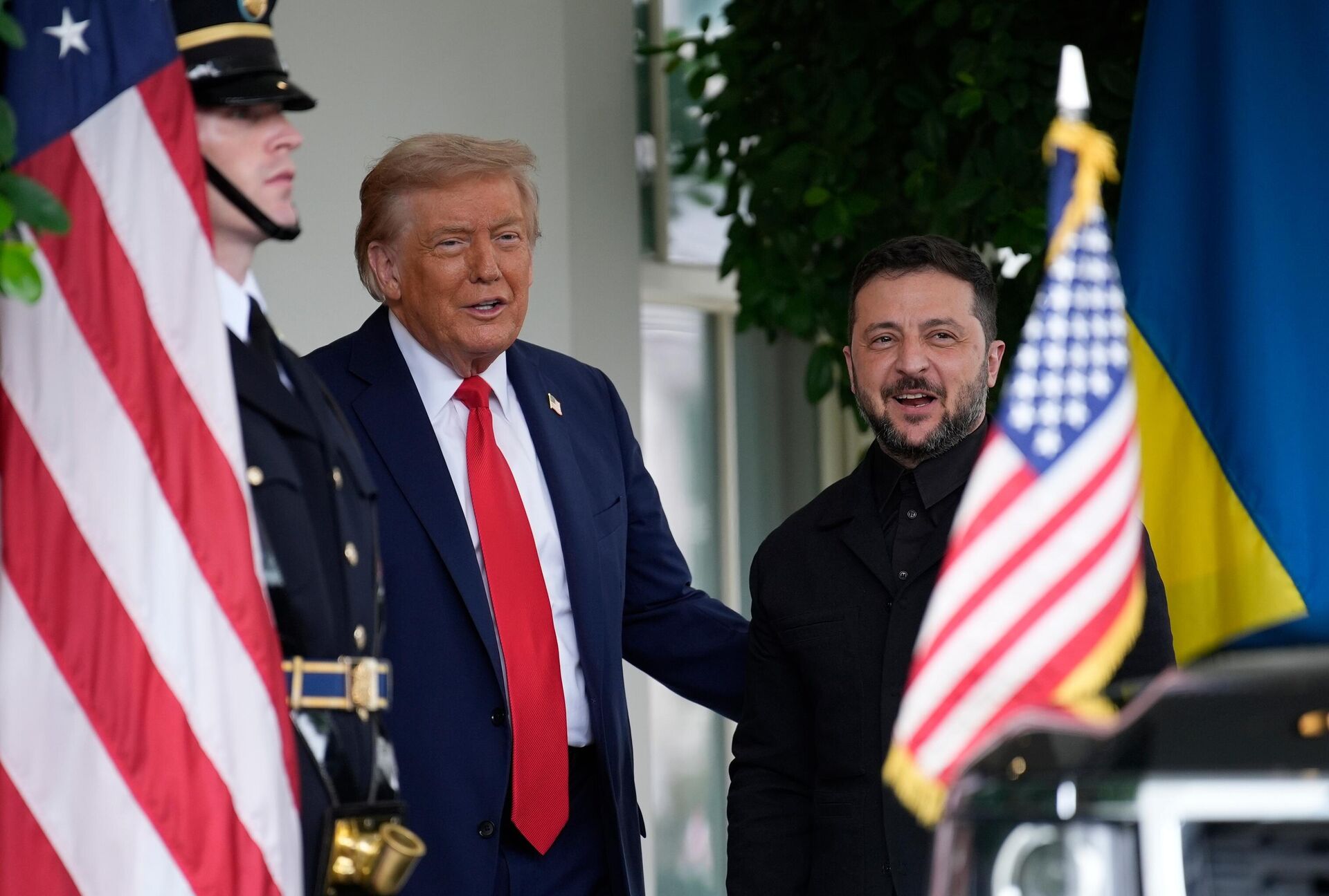 Зеленский прибыл в Белый дом на встречу с президентом США Трампом - РИА Новости, 1920, 18.08.2025
