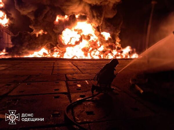 Кадры с горящей нефтебазы Triton