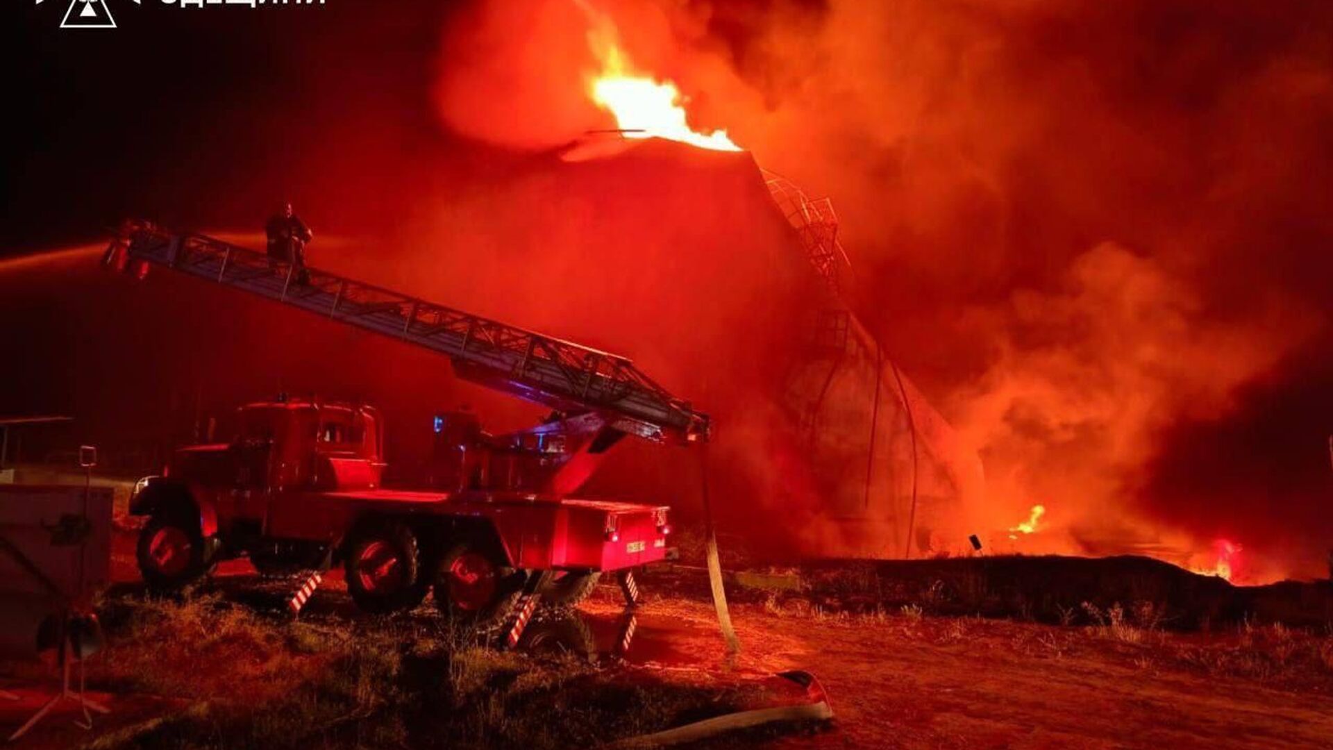 Кадры с горящей нефтебазы Triton - РИА Новости, 1920, 20.08.2025