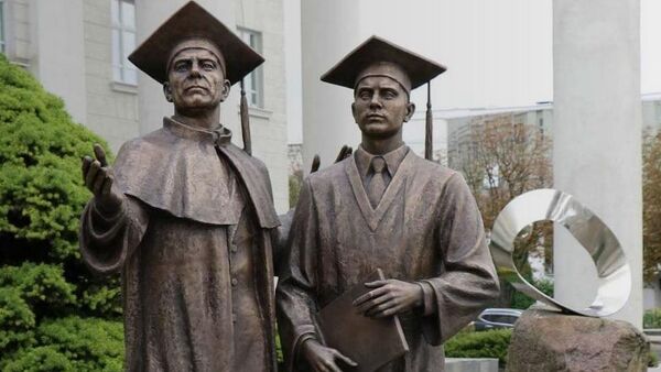 НАН Белоруссии скульптура на входе