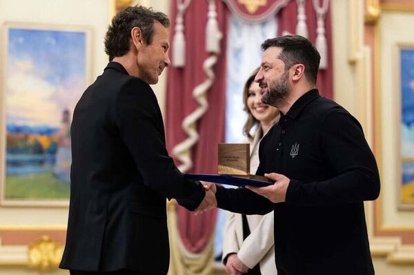 В. Зеленский награждает С. Вакарчука Вакарчук-легенда, юбилей Энтина, американцы на