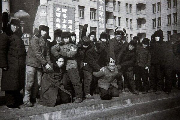 Расправа хунвейбинов над представителями буржуазии