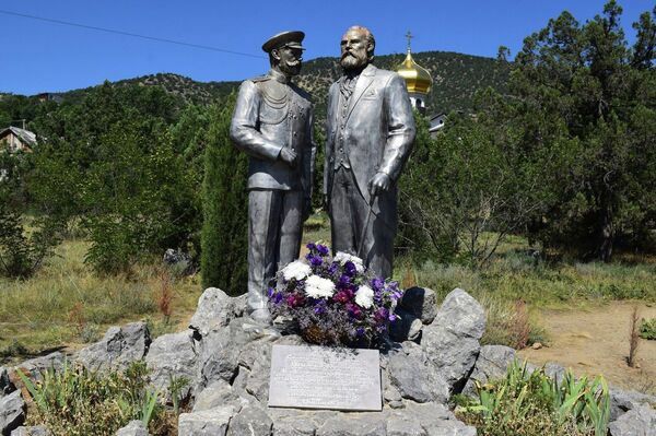 Памятник Льву Голицыну и Николаю II в Новом Свете. Фото из социальных сетей