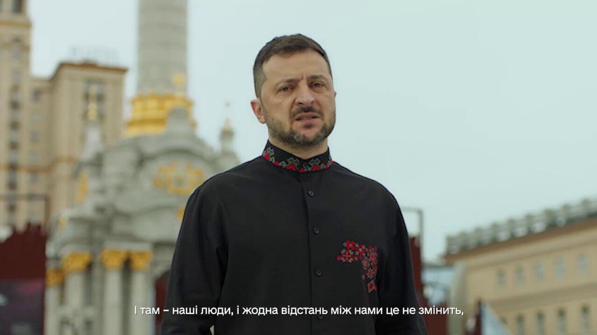 Ко Дню независимости Украины, Владимир Зеленский записал видеообращение на Майдане на фоне импровизированного мемориала памяти погибших ВСУшников - РИА Новости, 1920, 24.08.2025