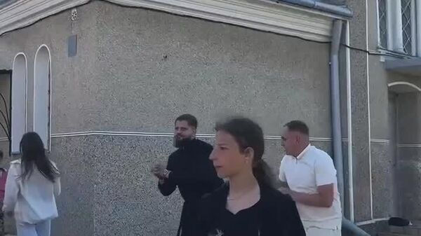 На видео т.н. священник еретической ПЦУ пляшет с каким-то штатским перед детьми (!) под песню Мочим москалей