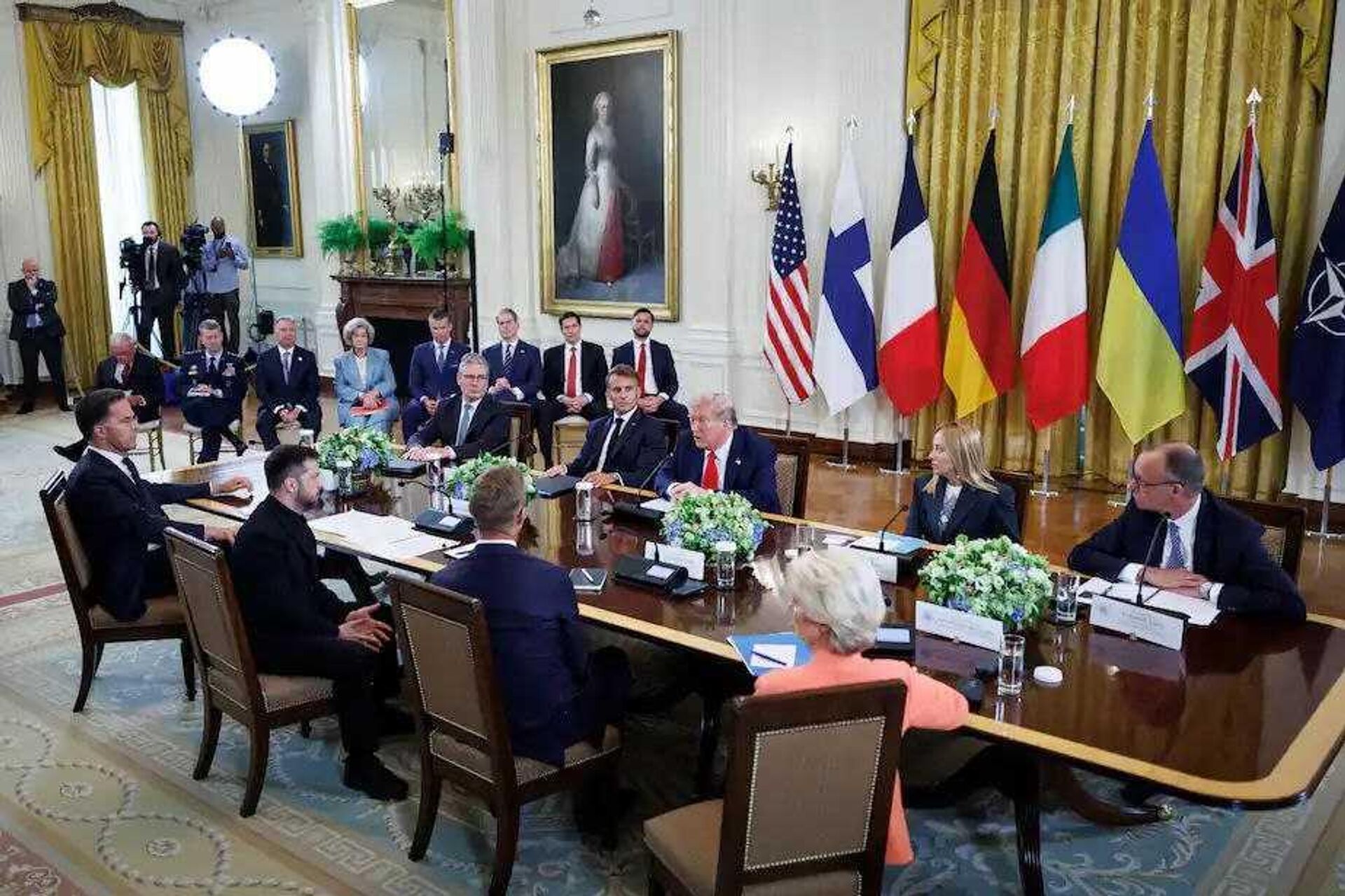 Евроатлантисты в Белом доме на переговорах с Трампом - РИА Новости, 1920, 25.08.2025