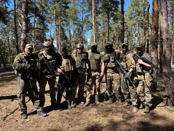 Пума со своими солдатами перед выполнением боевой задачи Командир роты, старший лейтенант