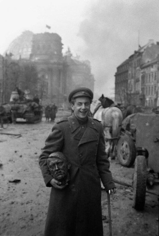 © Фото / Евгений Долматовский. Фото Евгения Халдея, Берлин, 1945 г. Если в кино появляется герой из Донбасса — значит, это кому-нибудь нужно?