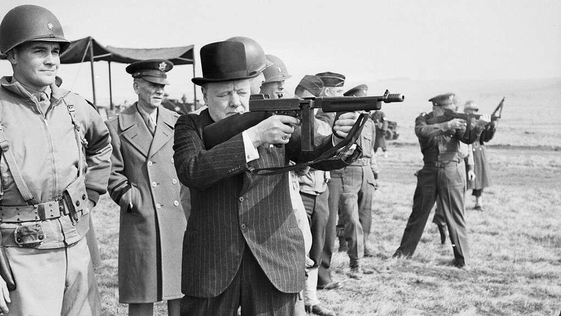 Уинстон Черчилль, Дуайт Эйзенхауэр, пистолет-пулемёт Томпсона. Март 1944 года  - РИА Новости, 1920, 26.08.2025