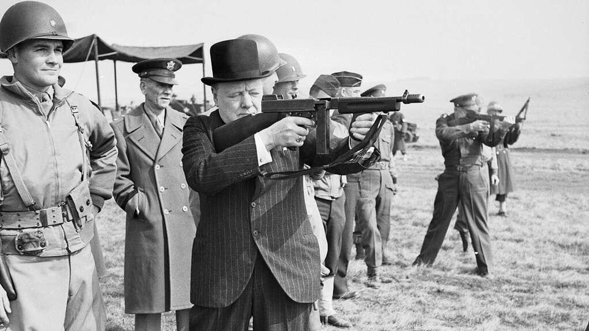 Уинстон Черчилль, Дуайт Эйзенхауэр, пистолет-пулемёт Томпсона. Март 1944 года  - РИА Новости, 1920, 26.08.2025