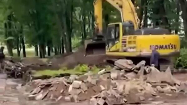 В эстонском городе Кохтла-Ярве экскаватором раскопали братскую могилу советских воинов