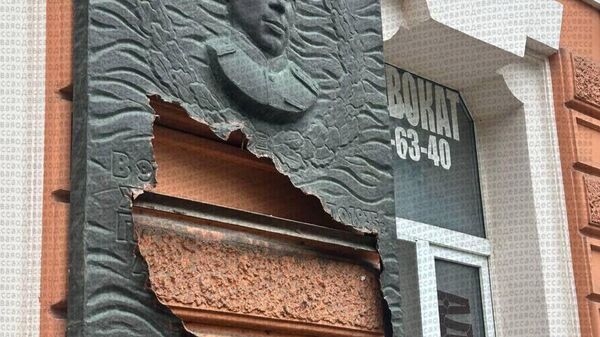 В Одессе нацисты повредили мемориальную доску в честь советского подводника Александра Маринеско, чтобы заставить мэра ее снять, сообщает Мирослава Бердник