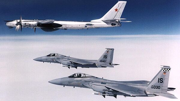 Сопровождение советского разведывательного самолёта Ту-95РЦ американскими F-15С вылетевшими с авиабазы Кефлавик, июнь 1986 года Сопровождение советского разведывательного самолёта Ту-95РЦ американскими F-15С вылетевшими с авиабазы Кефлавик, июнь 1986 года