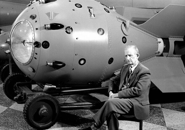 Юлий Харитон около макета РДС-1