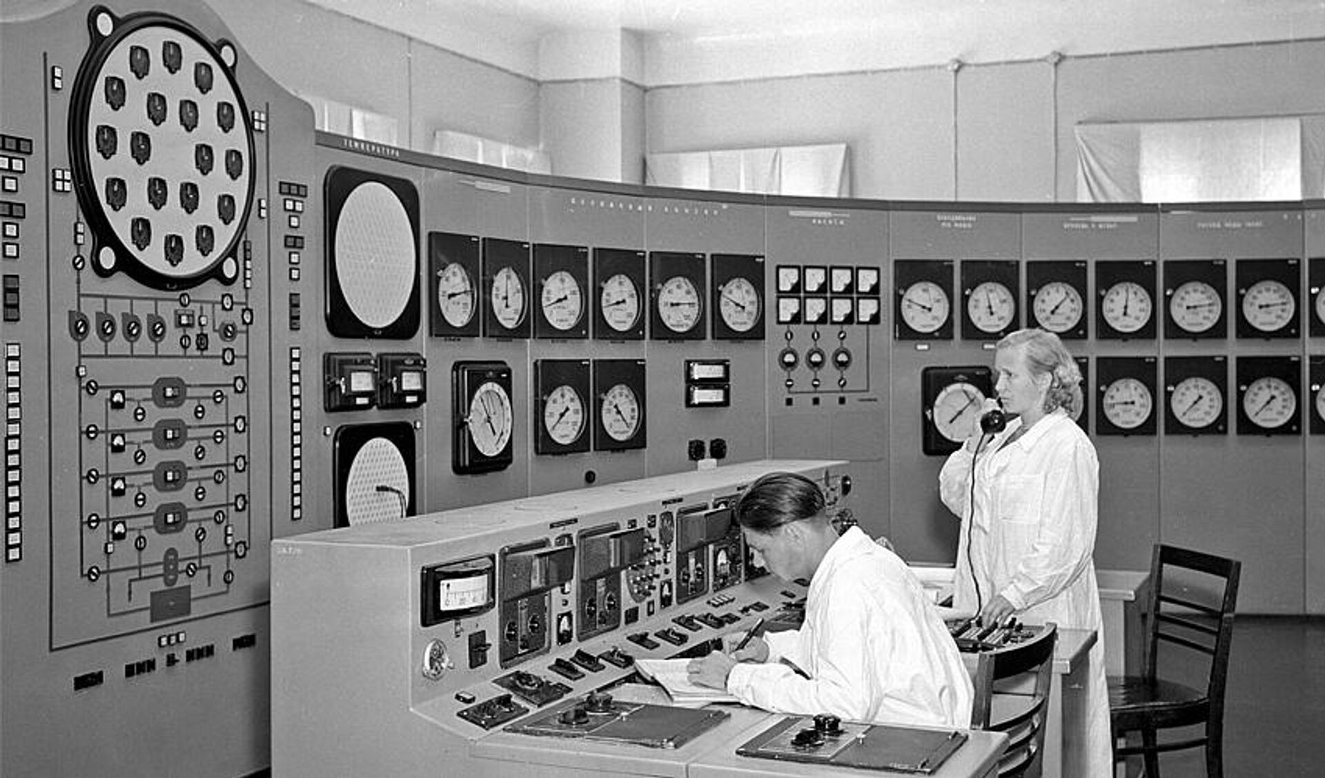 Центральный пульт управления Обнинской АЭС. 1957 год. - РИА Новости, 1920, 28.08.2025