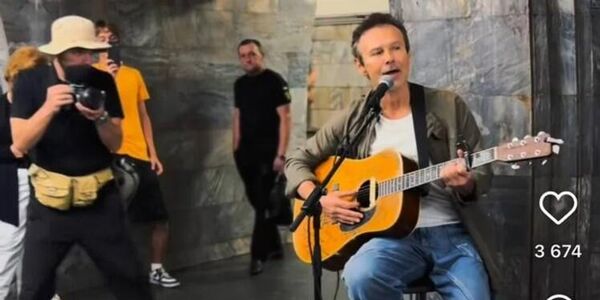 Святослав Вакарчук в метро (фото из социальных сетей)