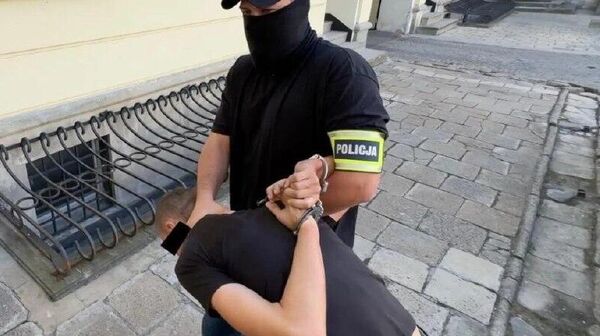 В Варшаве полиция задержала украинца, который в соцсетях угрожал поджигать дома из-за отмены финансовой помощи безработным украинцам