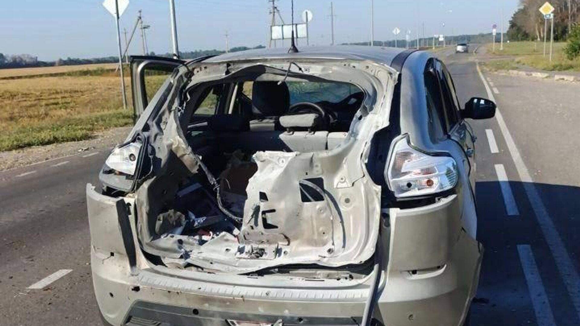 Мужчина пострадал при атаке украинского FPV-дрона по автомобилю в селе Зозули Белгородской области, сообщил глава региона Гладков Мужчина пострадал при атаке украинского FPV-дрона по автомобилю в селе Зозули Белгородской области, сообщил глава региона Гладков - РИА Новости, 1920, 30.08.2025