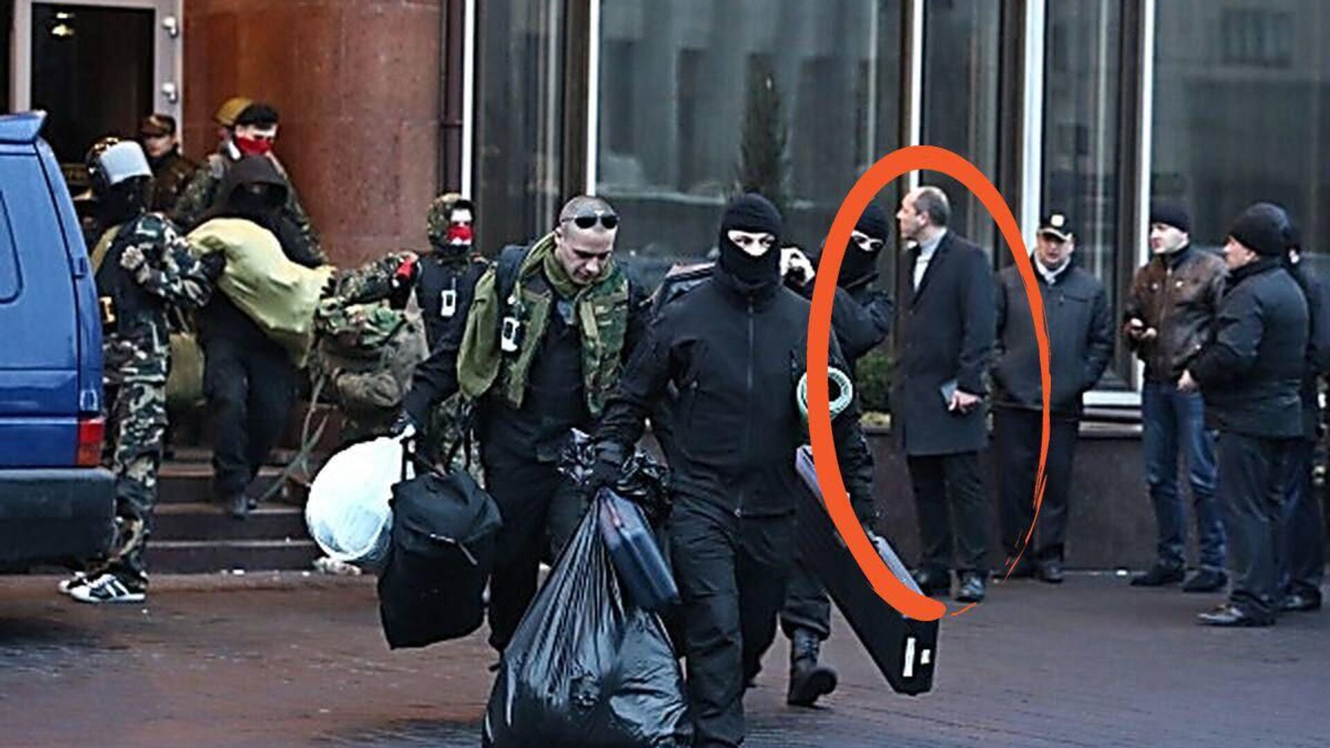 В Сети вспомнили, что Парубий присутствовал на Майдане, когда из гостиницы Украина, расположенной напротив Майдана незалежности, во время госпереворота 2014 года неизвестные снайперы выносили оружие - РИА Новости, 1920, 18.09.2025