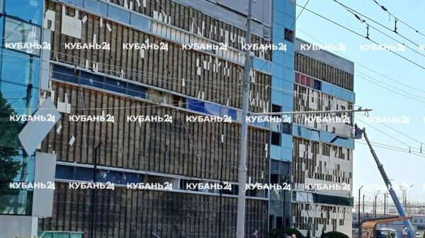 24 окна повреждены в краснодарских домах возле НПЗ из-за падения обломков беспилотников этой ночью