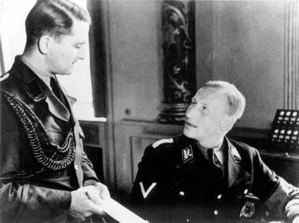 Рейнхард Гейдрих (справа) и Альфред Науйокс