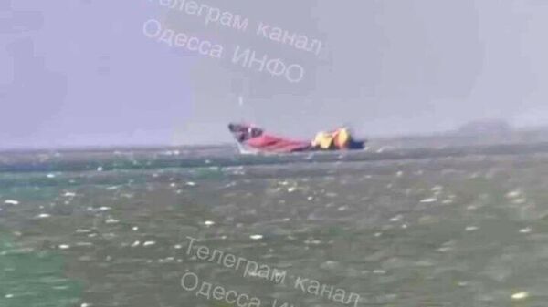 Одесские каналы сообщают, что грузовое судно на рейде получило сильный крен на корму