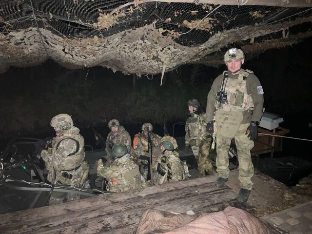 © Украина.ру / Захар Виноградов / `Скобарь`, посадка в лодку перед штурмом Янис