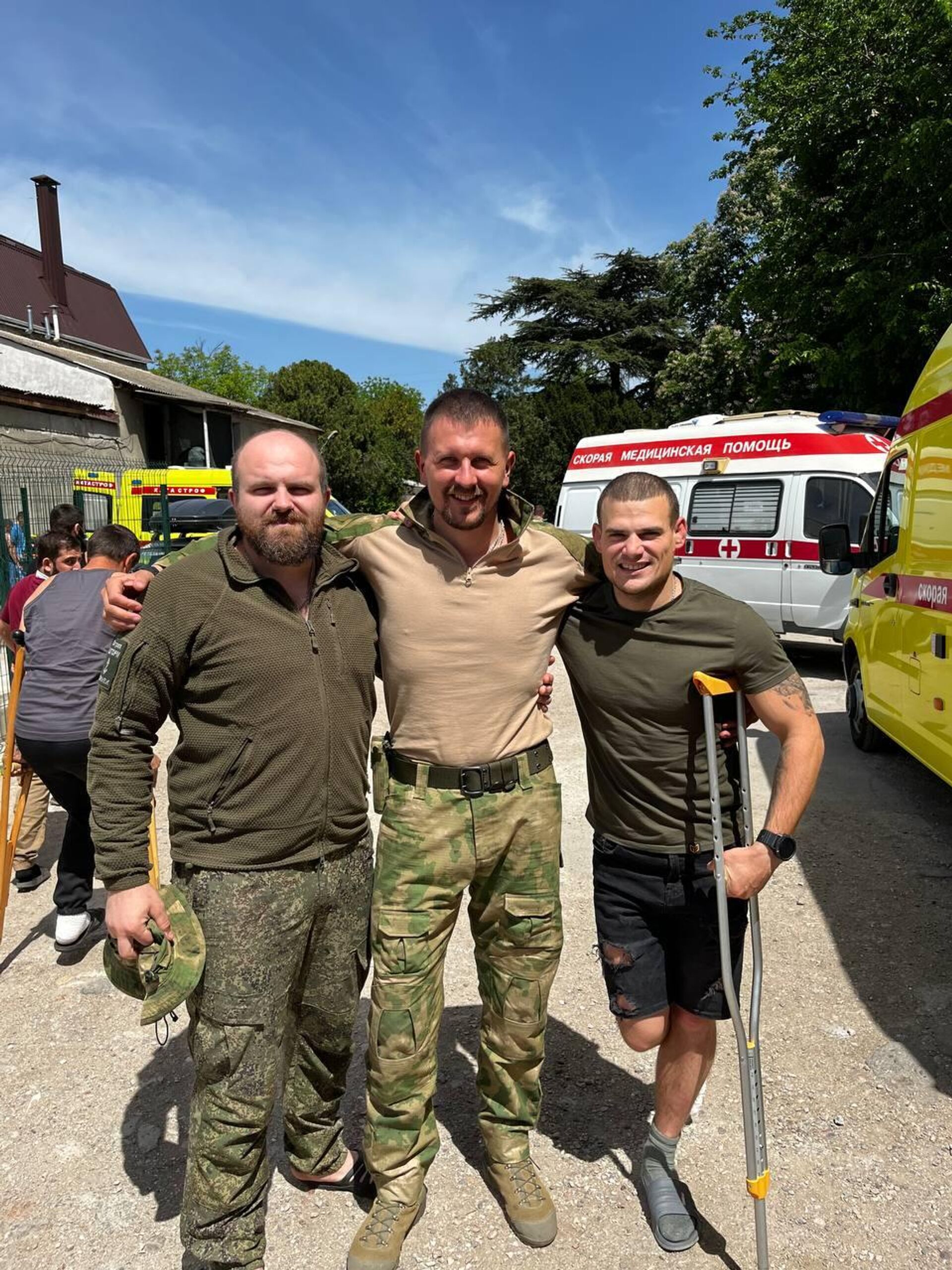 Скобарь с друзьями после ранения - РИА Новости, 1920, 31.08.2025