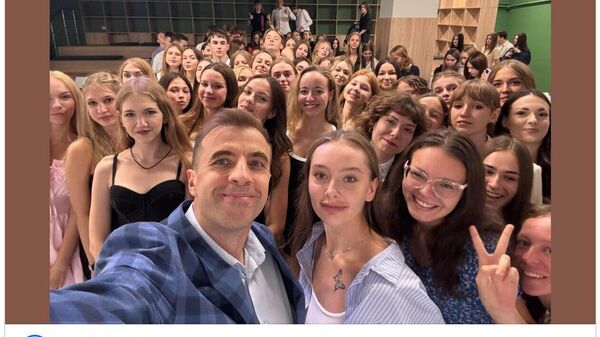 Преподаватель экономического факультета Киевского национального университета имени Шевченко Андрей Длигач опубликовал фото первого курса