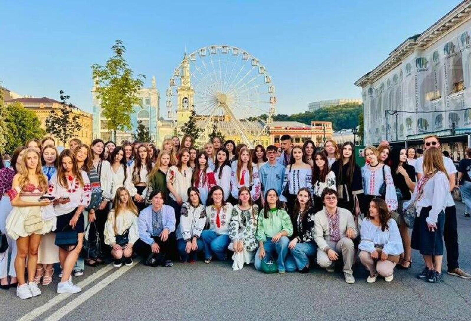 Преподаватель экономического факультета Киевского национального университета имени Шевченко Андрей Длигач опубликовал фото первого курса - РИА Новости, 1920, 01.09.2025