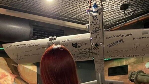 В одном из киевских баров берут деньги, чтобы разрешить посетители нанести маркером надпись на БПЛА, который обещают передать ВСУ для удара по России