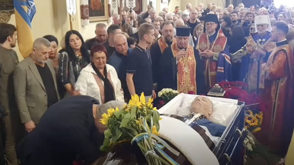 Петр Порошенко у гроба с телом Андрея Парубия во Львове 2 сентября 2025 года