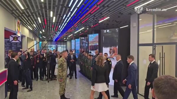Владимир Путин приехал в филиал национального центра Россия во Владивостоке