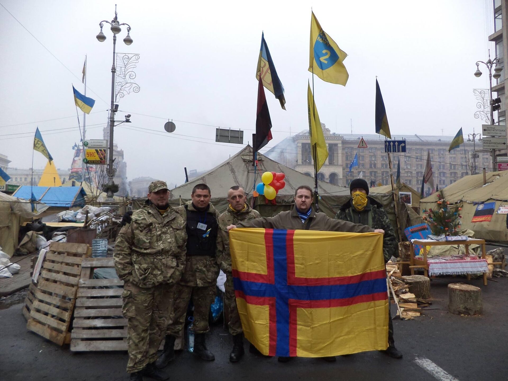 Павел Мезерин (второй справа) с флагом Ингрии на Майдане в Киеве  - РИА Новости, 1920, 04.09.2025