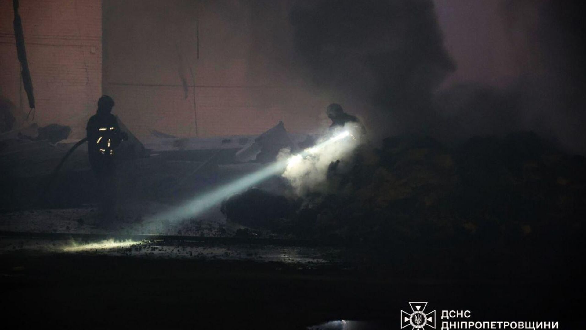 Украинское МЧС публикует фото из Днепропетровска, куда накануне прилетали российские Герани - РИА Новости, 1920, 05.09.2025