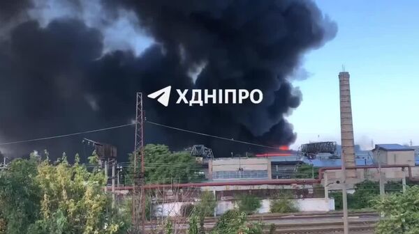 В Днепропетровске с ночи горит бывший комбайновый завод