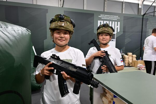 Сестры Арьяна и Дарина Дагбацыреновы на экспозиции Центра ВОИН на ВЭФ-2025