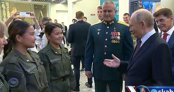 Президент России Владимир Путин и сестры Арьяна и Дарина Дагбацыреновы