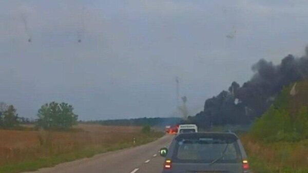 Кадры, как утверждается, с трассы Изюм-Славянск, до которой теперь успешно долетают наших дроны
