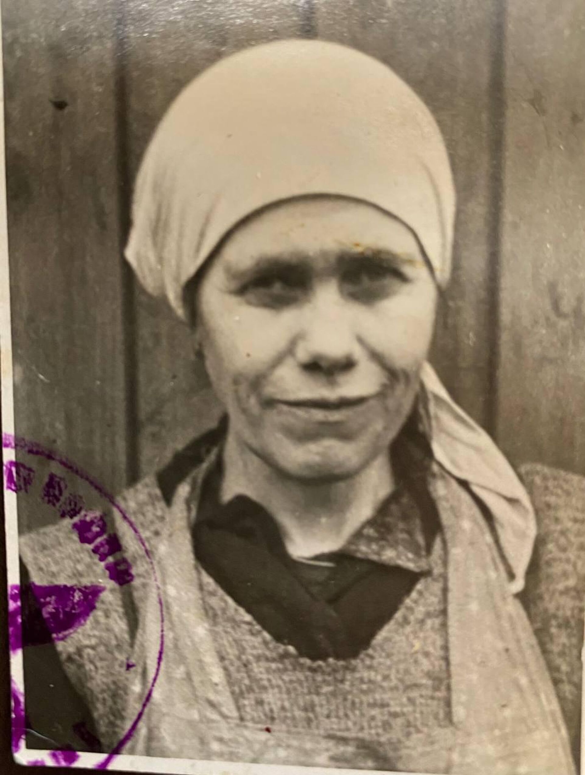 Прабабушка Татьяна Алексеевна Чиркина на фото с печатью концлагеря Прабабушка Татьяна Алексеевна Чиркина на фото с печатью концлагеря - РИА Новости, 1920, 08.09.2025