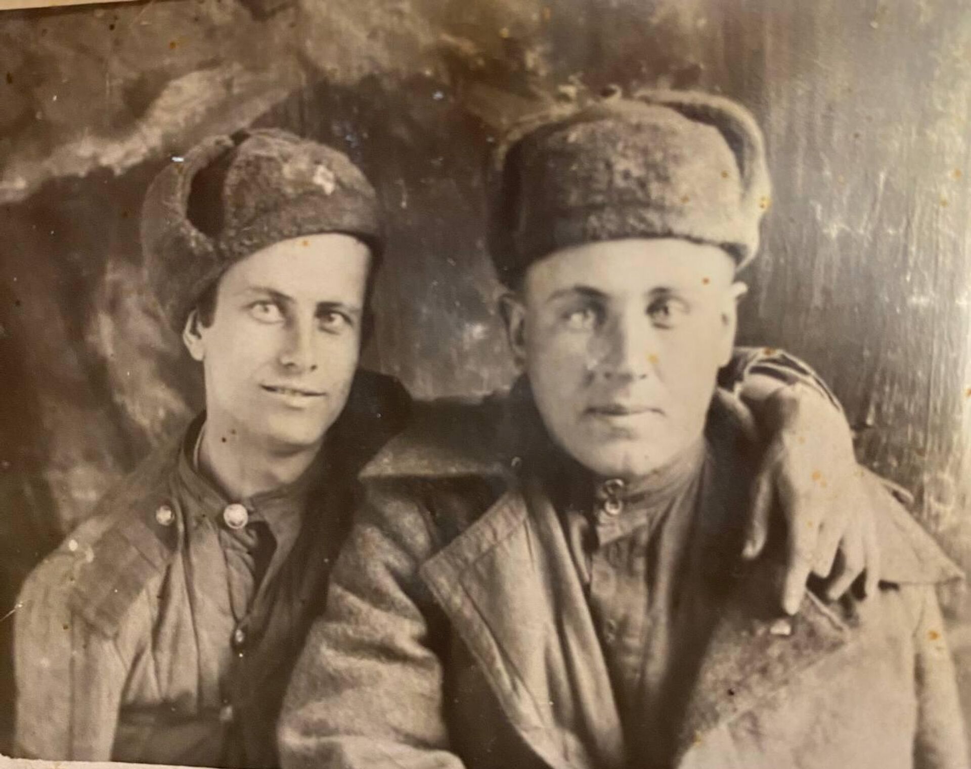 Михаил Михайлович Чиркин - комиссар партизанского отряда (слева) Михаил Михайлович Чиркин - комиссар партизанского отряда (слева) - РИА Новости, 1920, 08.09.2025