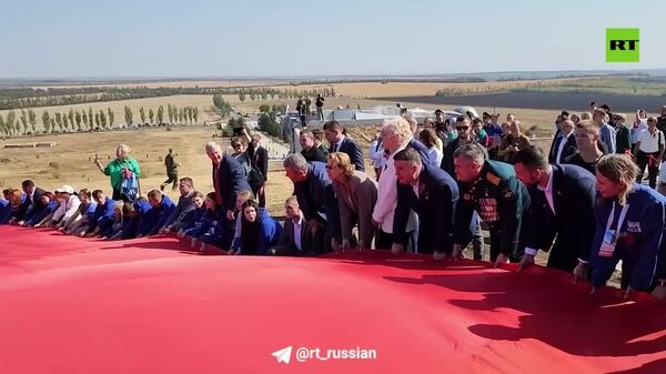 Огромное знамя Победы развернули на мемориале «Саур-Могила»
