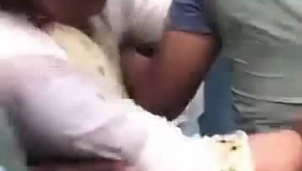 В Непале протестующие напали на экс-премьера страны Шера Бахадура Деубу — на видео политик в крови, его несут под руки