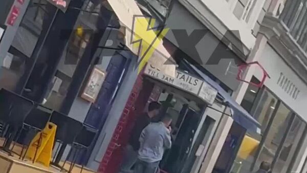 Украинские СМИ распространяют кадры на которых, как заявляется, Ксения Собчак берёт интервью у Алексея Арестовича* на улице Лондона