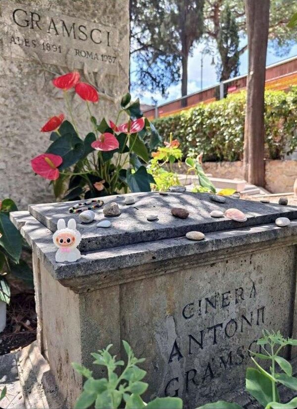 Лабубу на могиле итальянского философа-марксиста Антонио Грамши