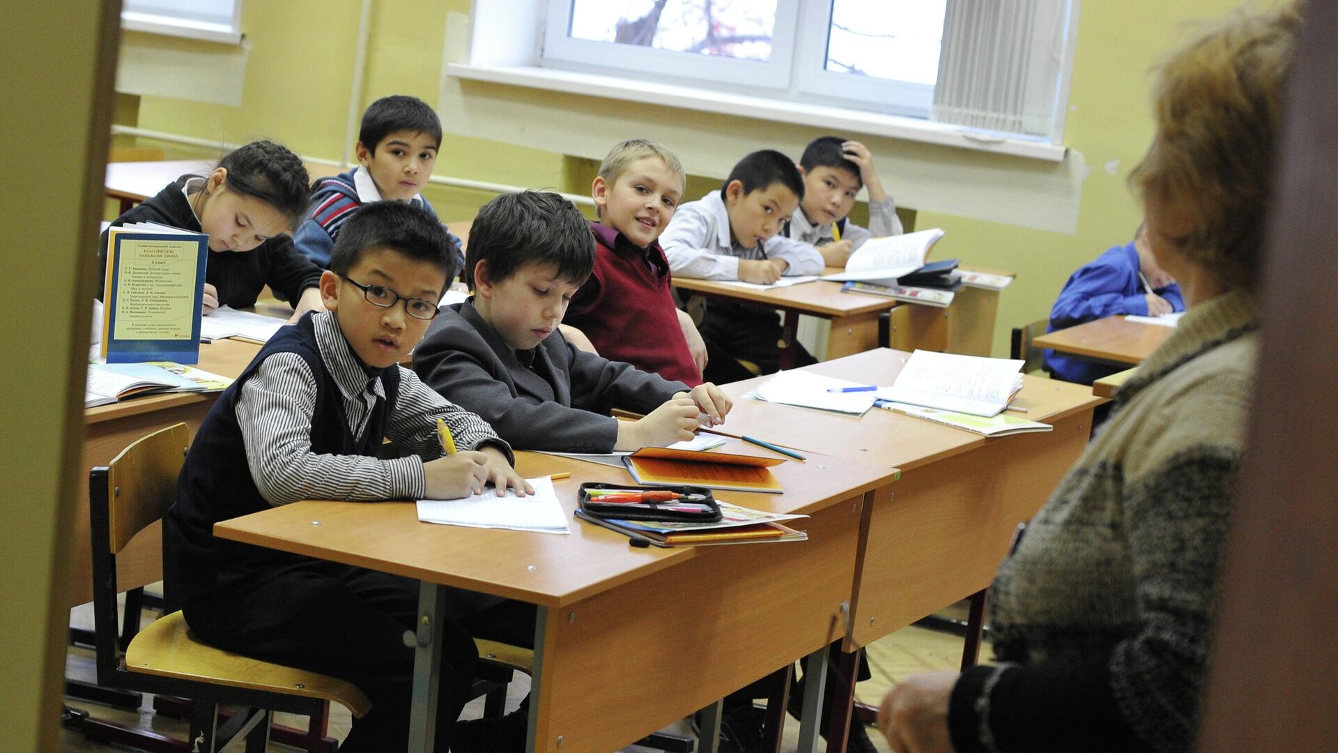 Обучение детей мигрантов в Москве - РИА Новости, 1920, 12.09.2025